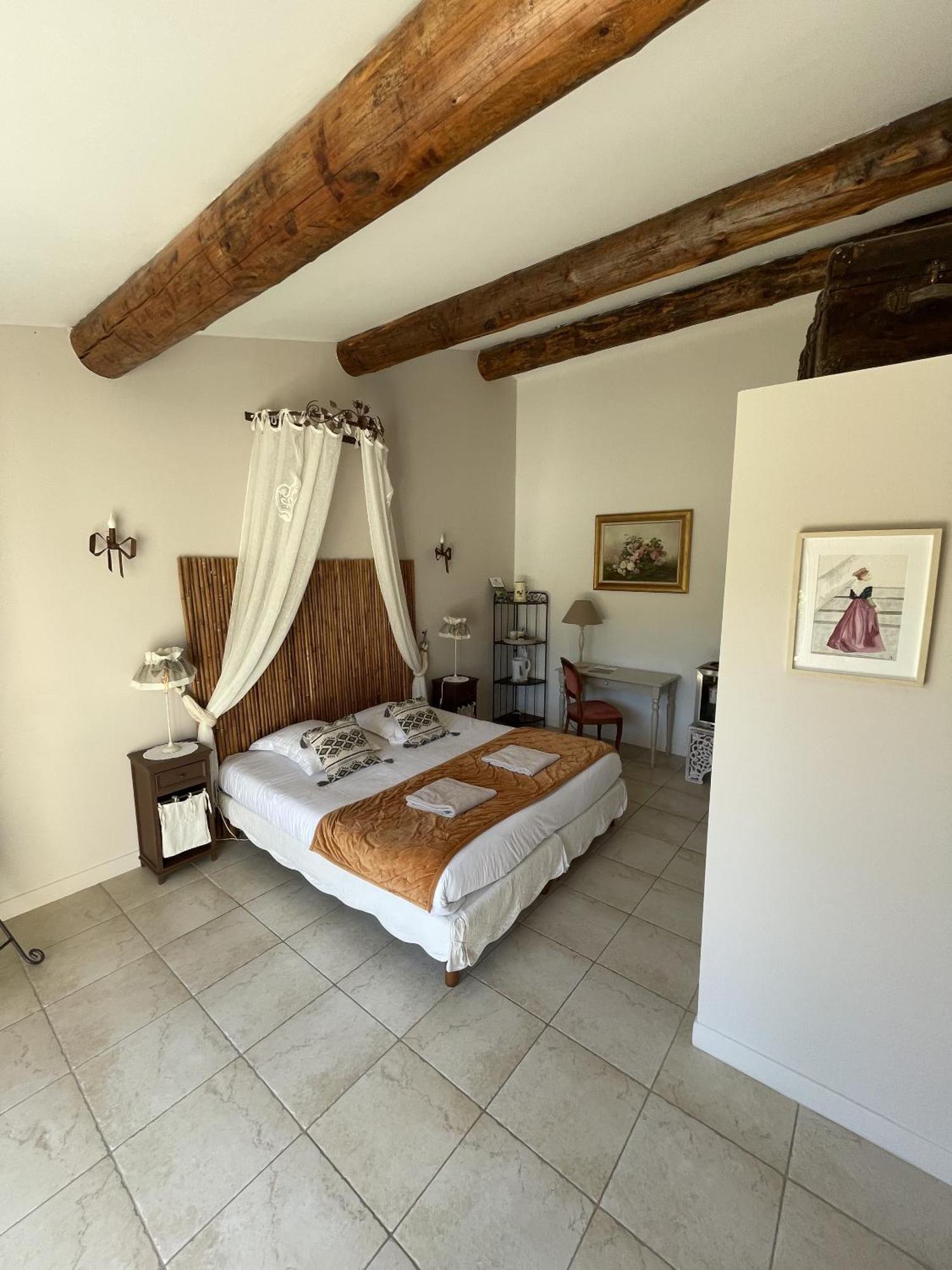 Le Mas Des Chutes Graveson Room photo