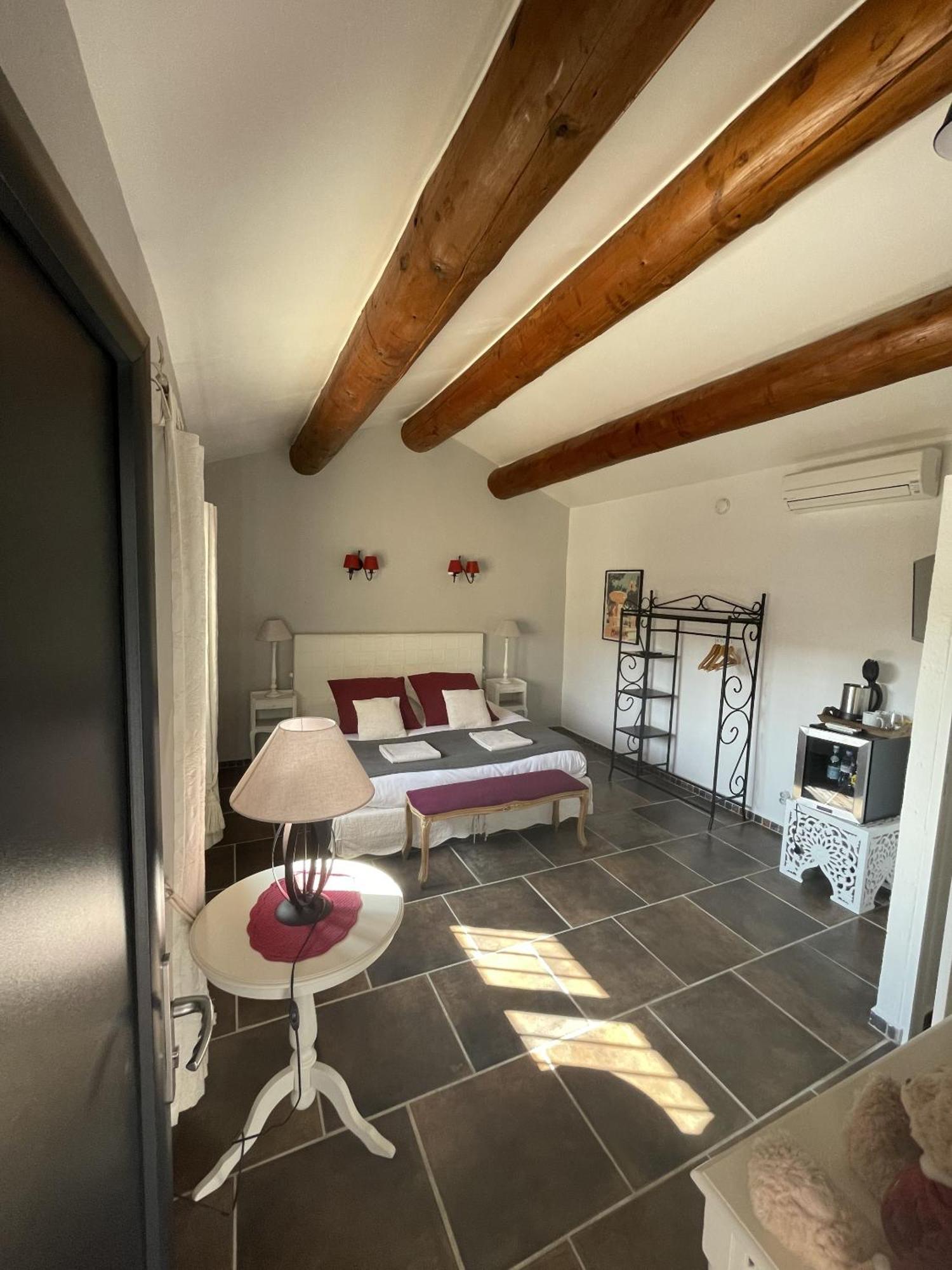 Le Mas Des Chutes Graveson Room photo